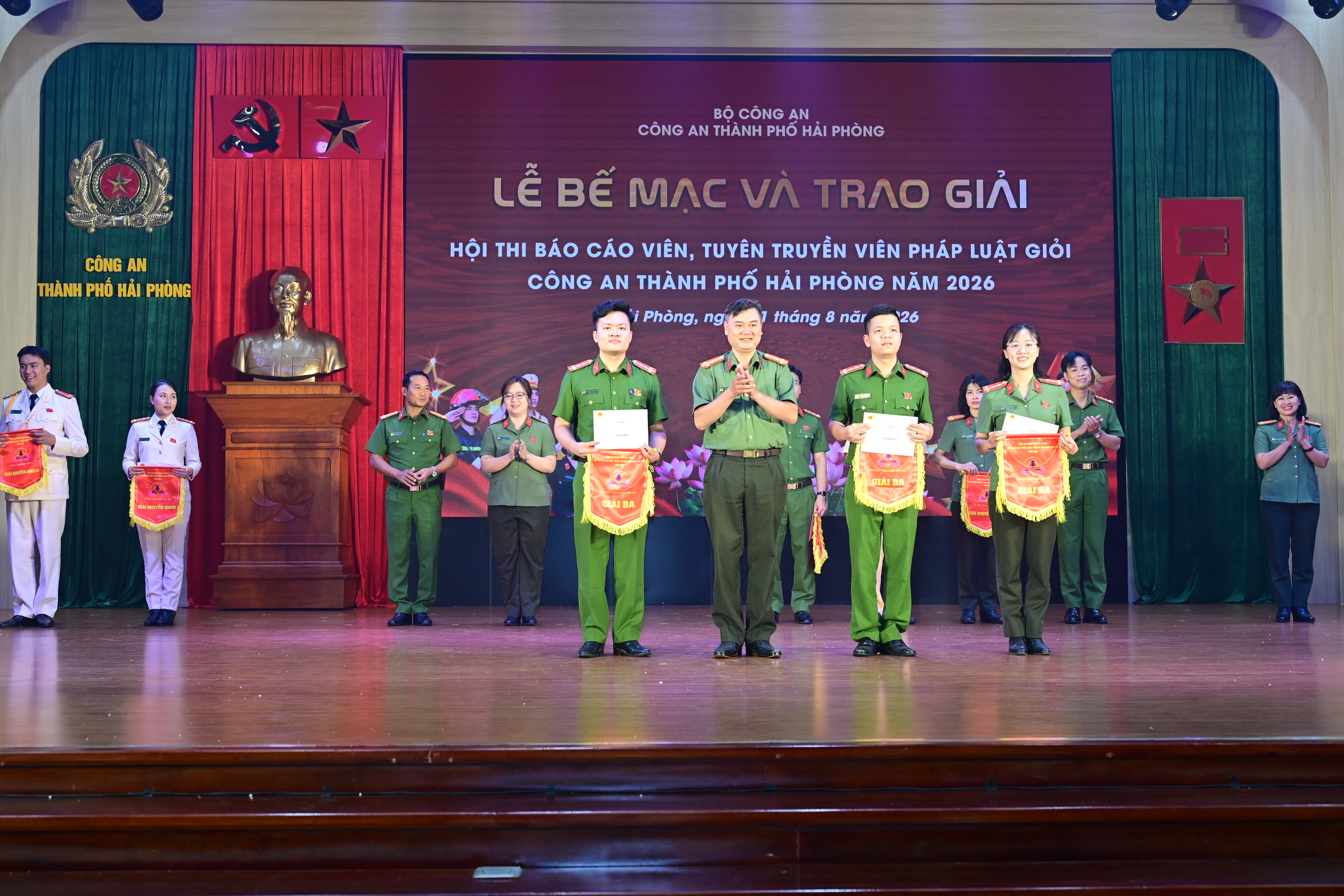 Đại úy Lê Thị Thùy Dung cán bộ Phòng An ninh chính trị nội bộ xuất sắc giành giải Ba báo cáo viên, tuyên truyền viên pháp luật giỏi CATP Hải Phòng